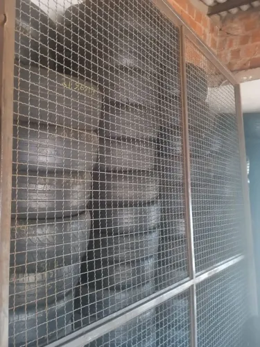 Vendo portao medindo 2.75 de comprimento por 2.10 de altura
