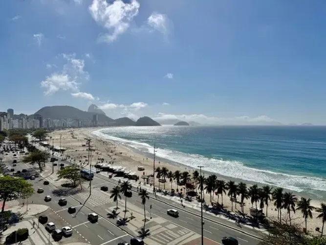 Quarto e sala frontal MAR, reformado e mobiliado, 35 m2 em Copacabana - Rio de Janeiro - R