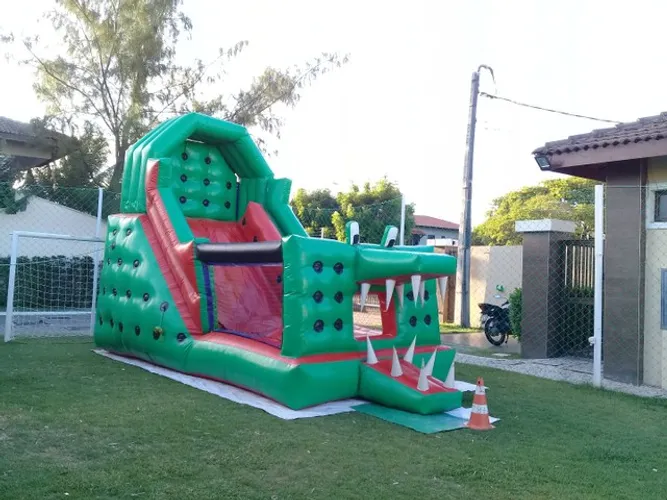 Espaço Baby  Futebol de sabão  tobogá  guerra de cotonetes  cama elásticas 