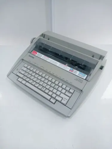 Maquina de escrever eletrónica Brother GX 6750