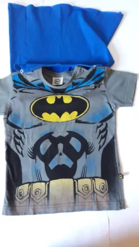 Camiseta Infantil do Batman com Capinha - tam. 4 seminova