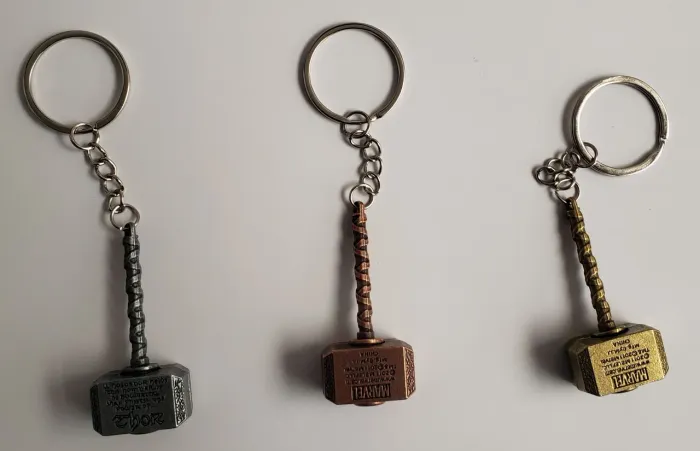 Chaveiros de metal Mão do Hulk e Martelo de Thor
