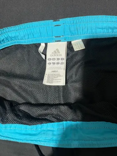 Duas Calças Adidas uma preta e a outra Cinza