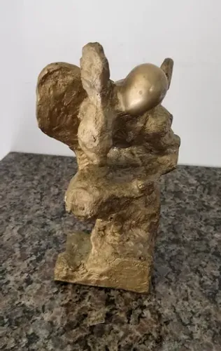 Escultura Assinada Feita em Bronze