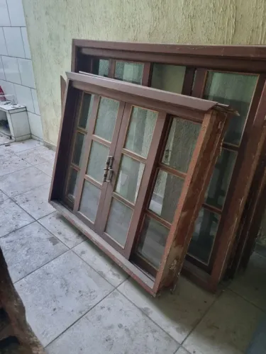 Janelas em madeira de demolição. 600 reias cada com os vidros intactos