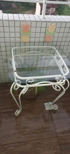 Mesinha de Ferro Artístico e Tampo de Vidro - Móvel Estiloso