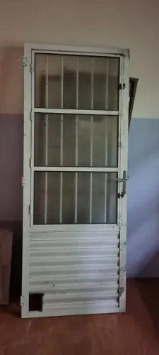 Porta alumínio com grade e janela de vidro