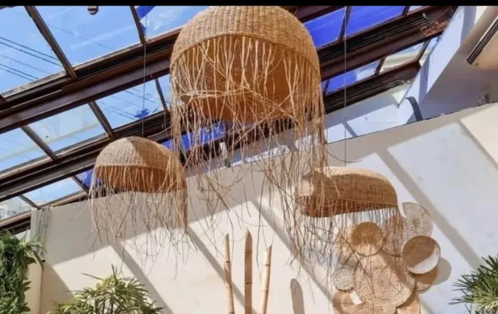 Luminária modelo água viva em palha feita a mão em búzios