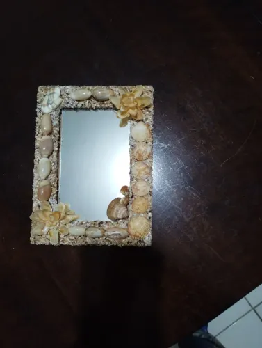 Quadro decorativo artesanal com conchas