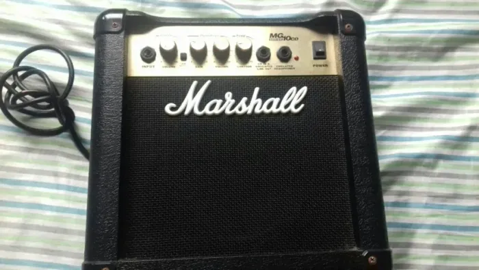 Caixa amplificada para guitarra Marshall 40 watss