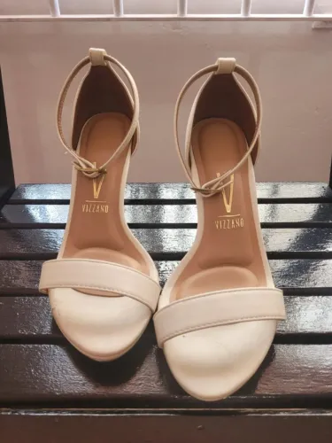Sandália Salto Fino Vizzano - Off White / Branco - tam. 36