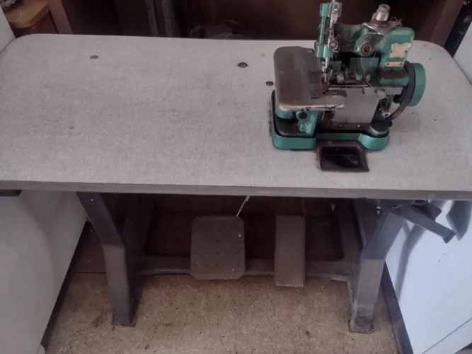 Máquina de costura overloque e enterlok