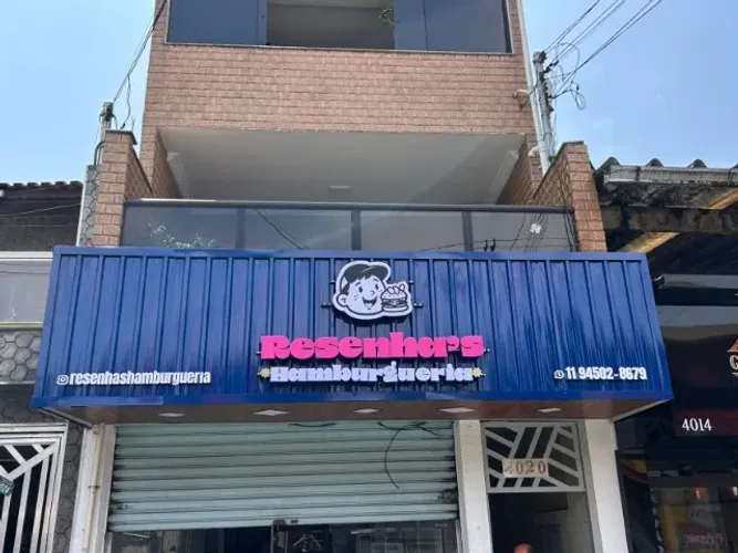 FACHADA EM TELHA DE ZINCO COM INFORMAÇÕES EM LETRA EM ACM COM FACE EM ACRÍLICO LUMINOSA 