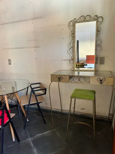 Móvel lindo de ferro com banqueta e espelho 
