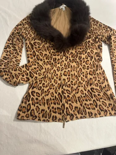 Jaqueta animal print com gola de pele