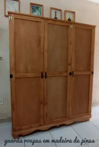 Guarda-roupa de madeira maciça de pinho