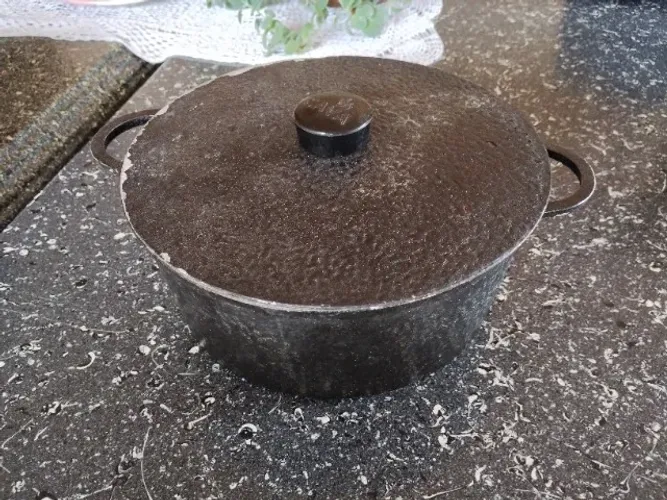 Antiga panela em alumínio fundido