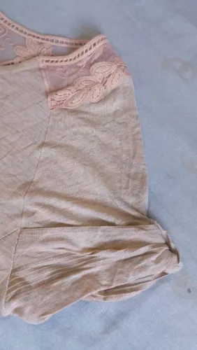 Blusa feminina nude com renda - delicada e confortável!