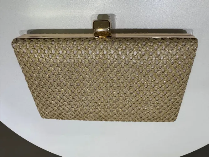 Clutch Bege Texturizada - Elegância e Estilo!