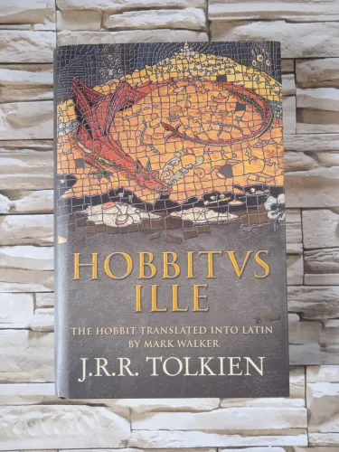 Hobbitus Ille: The Hobbit ( Em Latim), J. R.R. Tolkien. Editora Harper Collins.