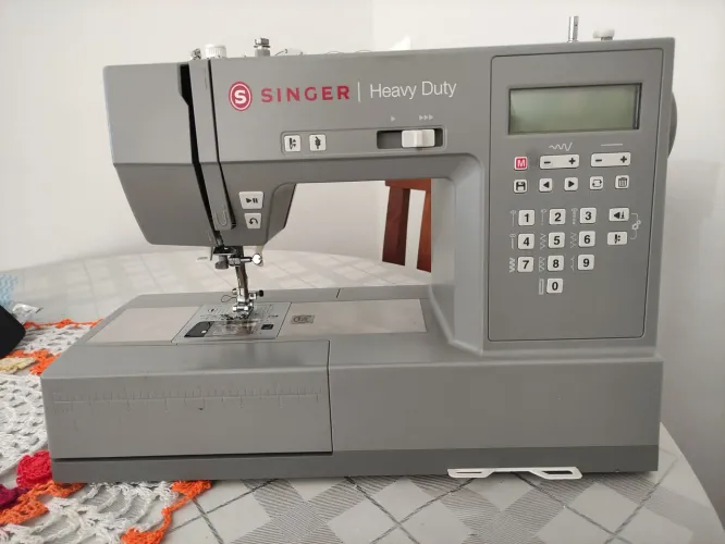Máquina de costura Singer 6705c