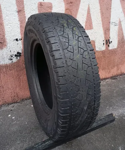 Pneu 215/75 aro 15 Pirelli seminovo (uma unidade)