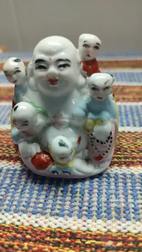 Miniatura de Buda com Crianças - Porcelana chinesa