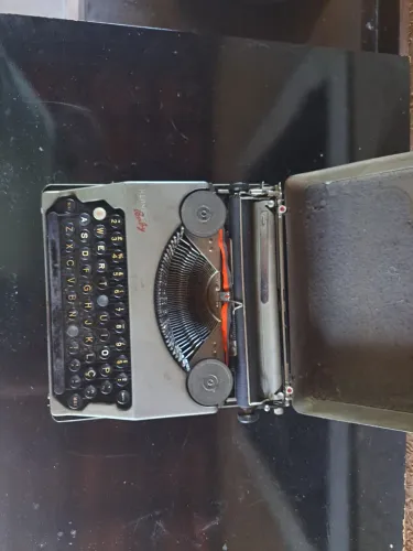 Máquina de escrever manual modelo Hermes baby.vintage