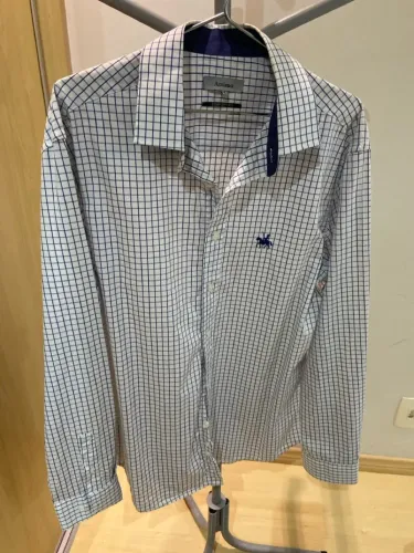 Camisa social azul e branco
