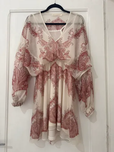 Vestido curto fresco e fluido