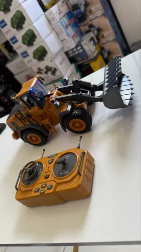 Trator de controle remoto 