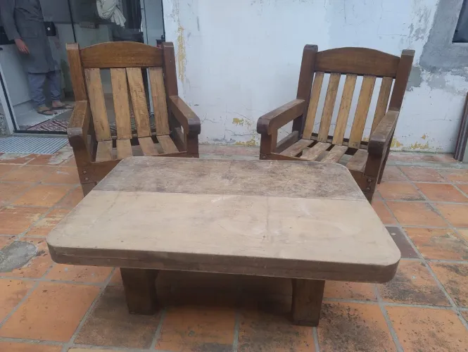 Conjunto de móveis rústicos em madeira