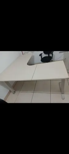 Mesa de escritório em L