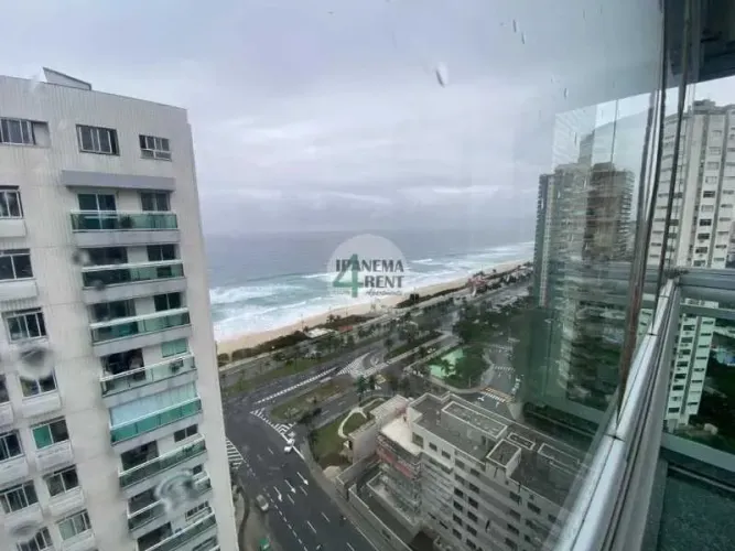Cobertura tríplex de frente para o mar, na Avenida Lucio Costa, Posto cinco, na melhor loc