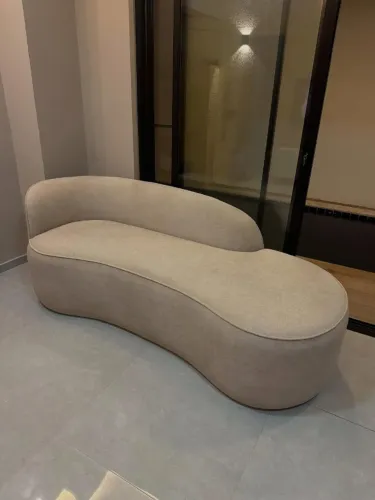 Divã branco com design moderno, ideal para relaxar com estilo. Conforto e elegância para o