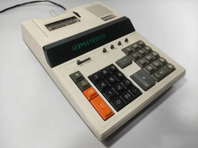 Funciona com Detalhes *Leia*Calculadora Antiga Dismac Fbr Branco (Usado)