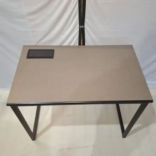MESA DE ESCRITÓRIO DE MDF COM FERRAGENS E CAIXA DE TOMADA ACOPLADA