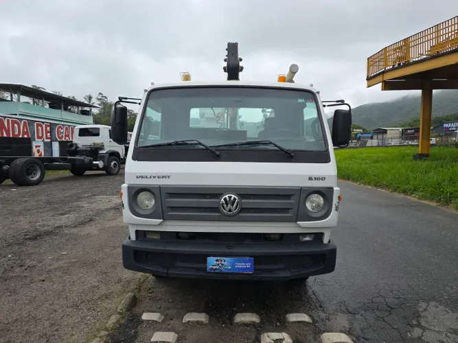 Vw modelo 8.160 ano 2018 equipado com  cesto aéreo ano 2018