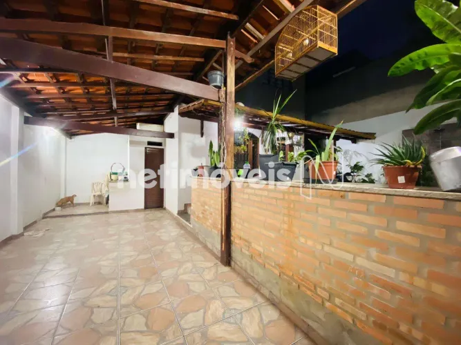 Casa 03 pavimentos, amplo terraço, com quintal, fogão a lenha e churrasqueira.