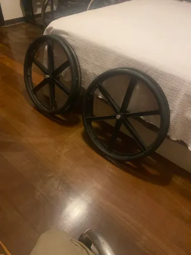 Par de rodas traseiras para cadeira de rodas.