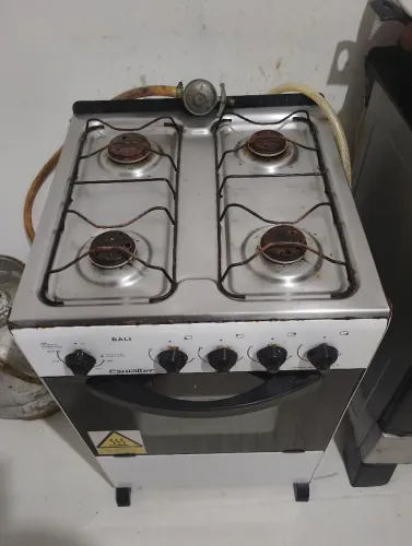 Fogão a gás 4 bocas com forno, Marca Esmaltec. Aproximadamente 3 anos de uso. 