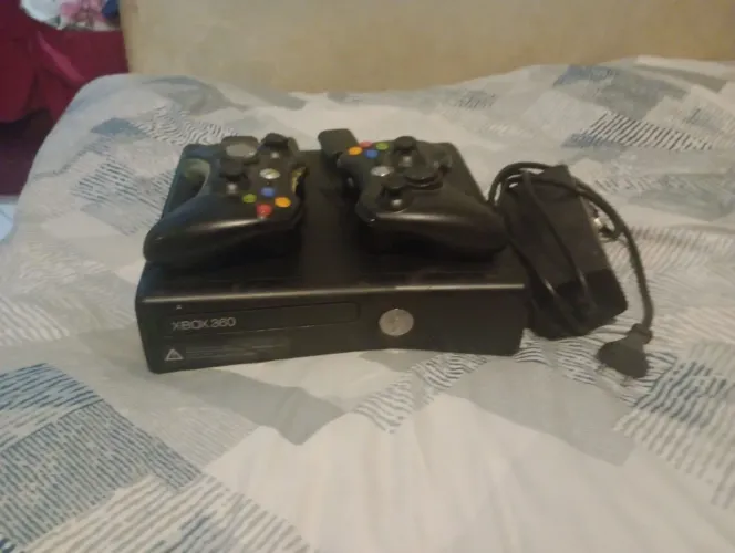 Xbox 360 Slim com 2 controles (1 paralelo 1 original) com fonte e cabos