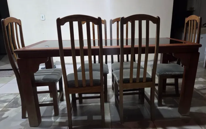 Mesa de madeira com 6 cadeiras