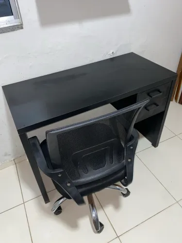 Mesa e cadeira de escritório ( 6 meses de uso ) 