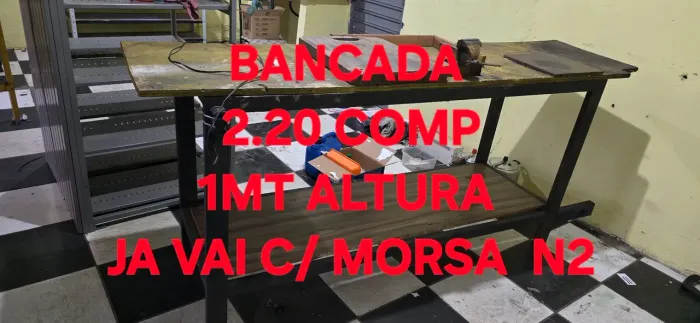 Bancada com morsa, barra ferro e madeira sustentação
