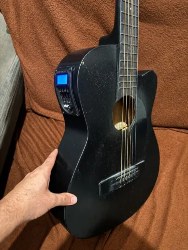 Violão elétrico com afinador embutido