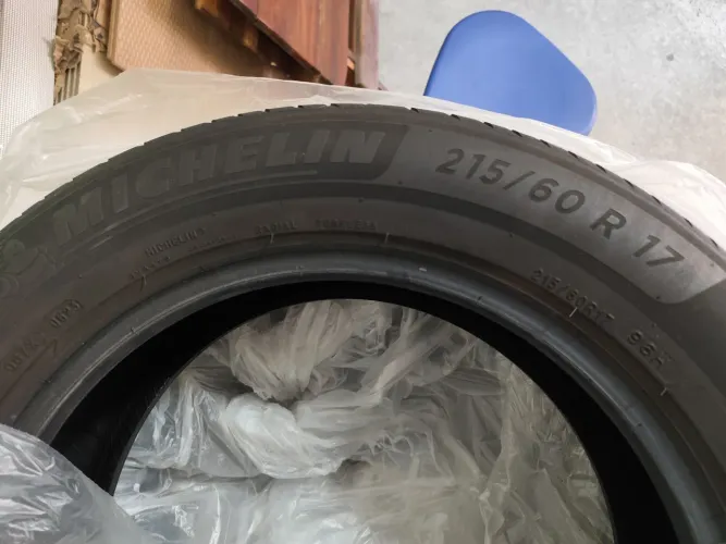 Pneus 215/60 R17
