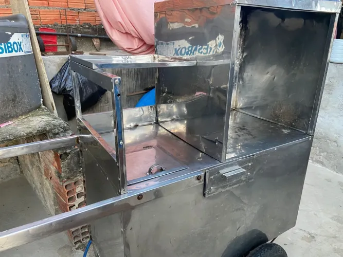 Um carrinho de churrasco usado