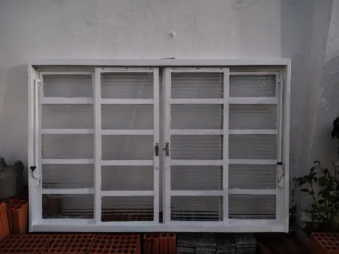 Janela de Aço (1,5m comprimento X 1m altura)
