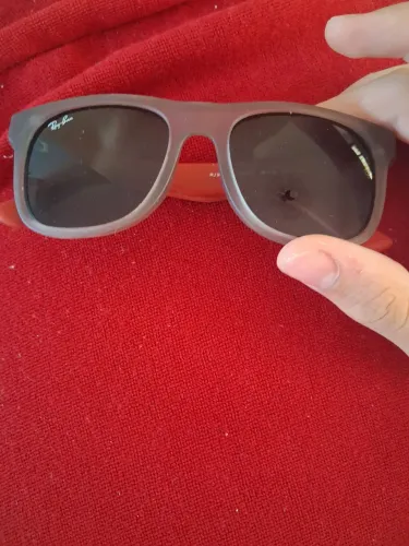 Óculos RayBan original seminovo, com poucos usos e bem cuidado. Acompanha caixa.